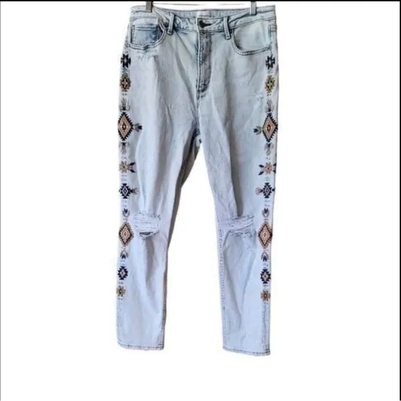 - Free people Driftwood embroidered distressed women’s jeans gently used