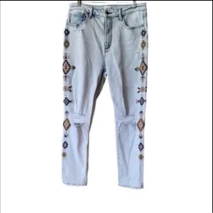 - Free people Driftwood embroidered distressed women’s jeans gently used