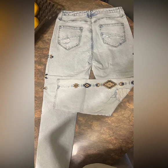 - Free people Driftwood embroidered distressed women’s jeans gently used