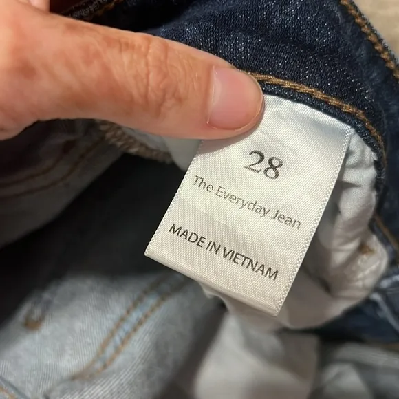 Buckle Willow &amp; root the everyday Distressed Jean size 28
