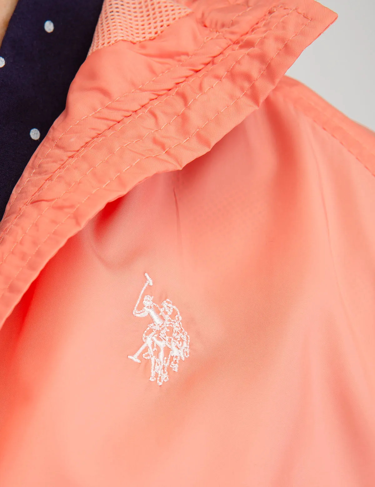 ESSENTIAL HOODED WINDBREAKER