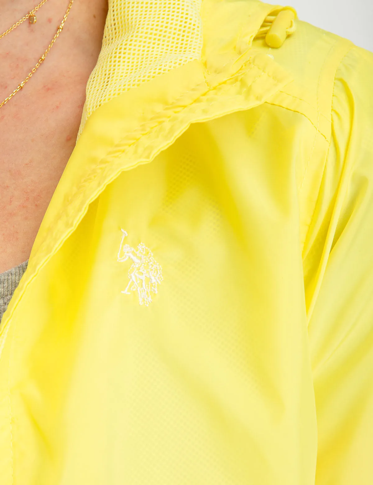 ESSENTIAL HOODED WINDBREAKER