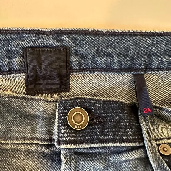 EUC RTA Bleached Distressed‎ Ryder Jean In Blue Mist Sz 24