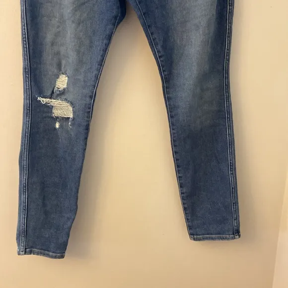 Good American Good Curve Distressed Skinny Leg High rise jeans size 14 / 32