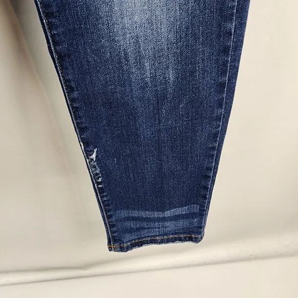 Judy Blue Women Mid Rise Relaxed Distressed Blue Jeans 11/30 JB82102DK (30x26)