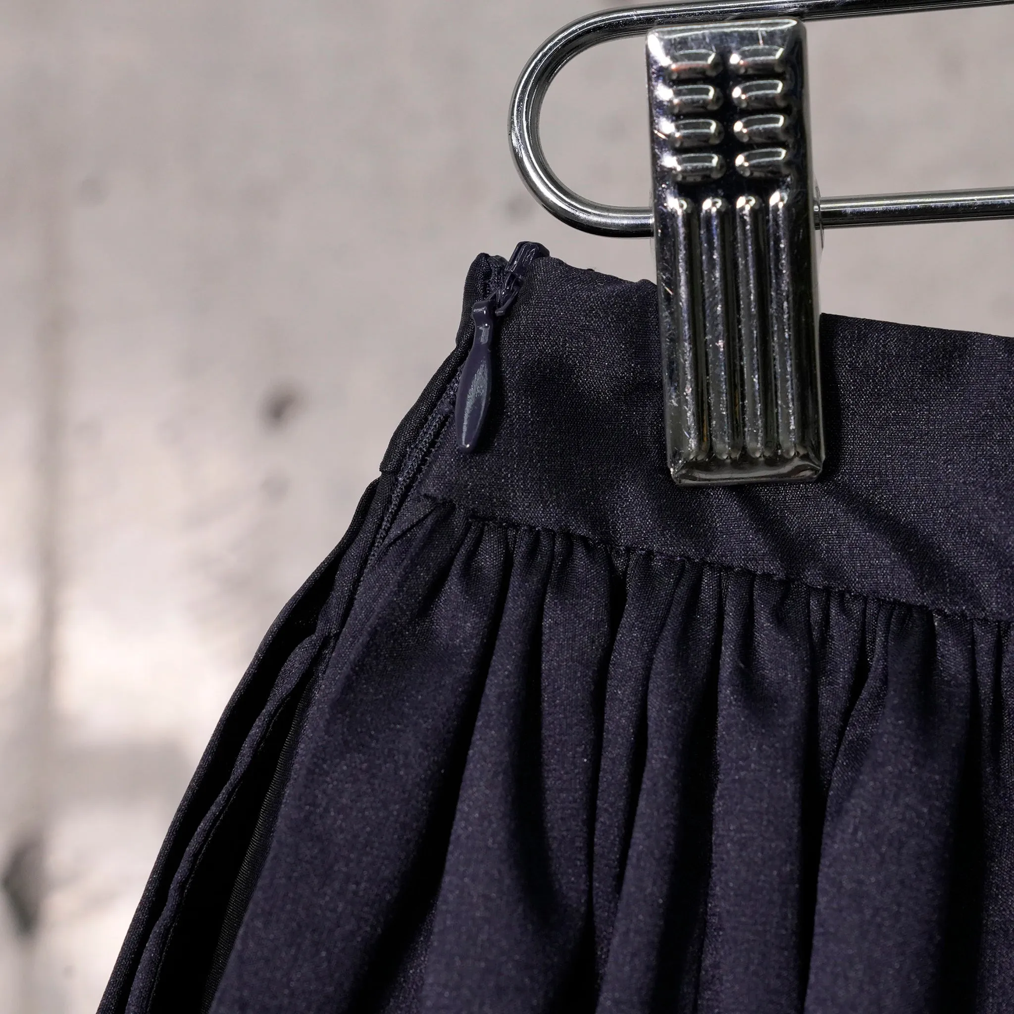 LACE PATCHWORK PLEATED SKIRT / NAVY BLUE
