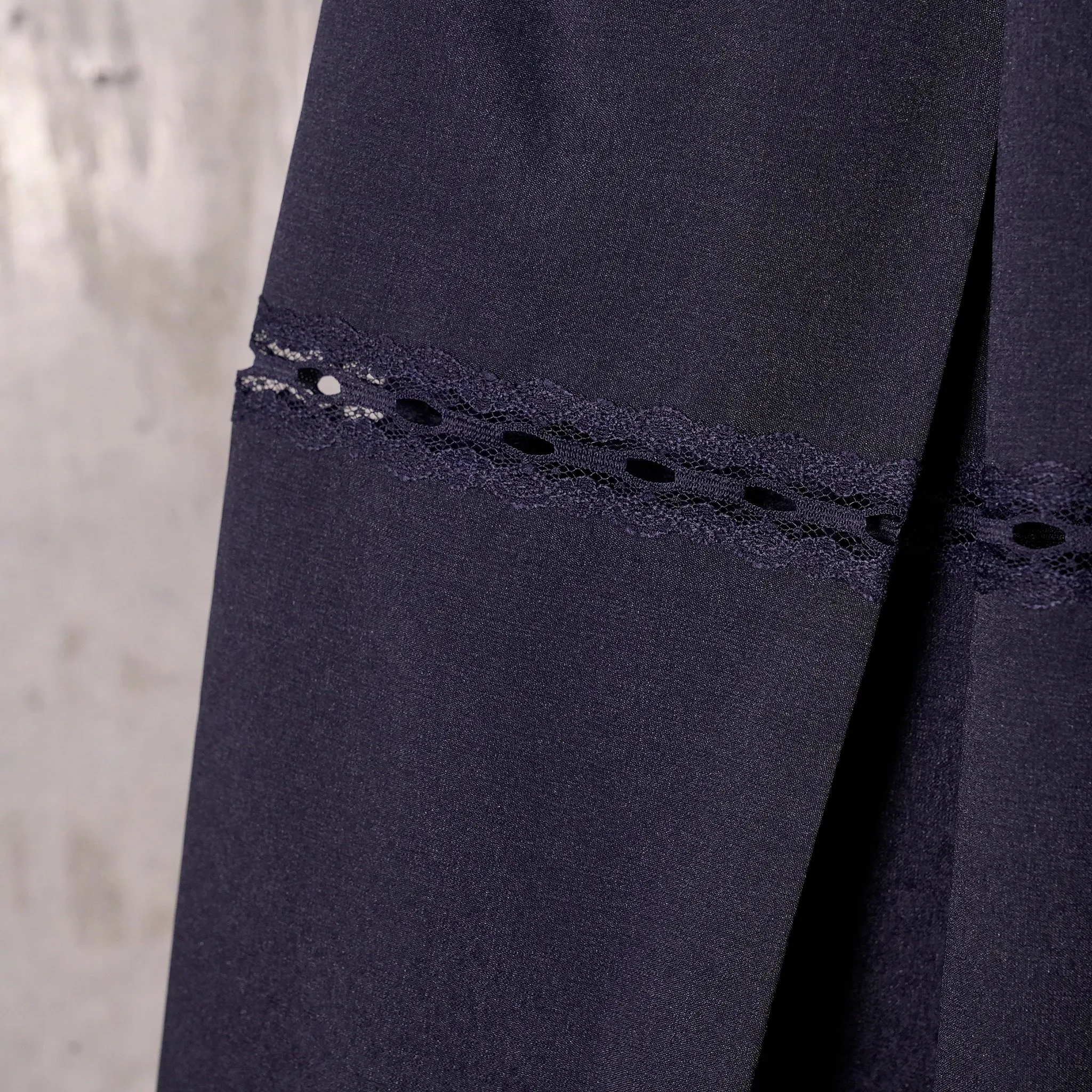 LACE PATCHWORK PLEATED SKIRT / NAVY BLUE