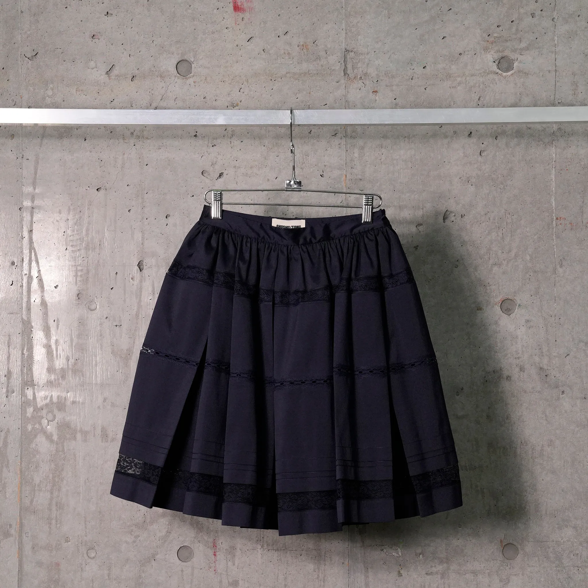 LACE PATCHWORK PLEATED SKIRT / NAVY BLUE