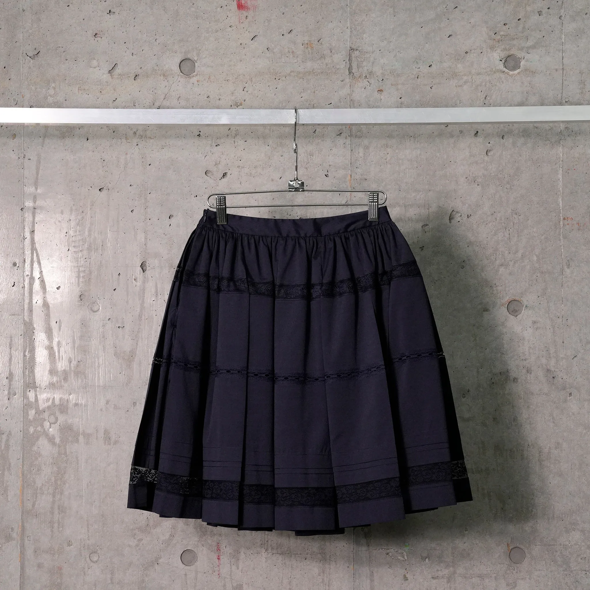 LACE PATCHWORK PLEATED SKIRT / NAVY BLUE