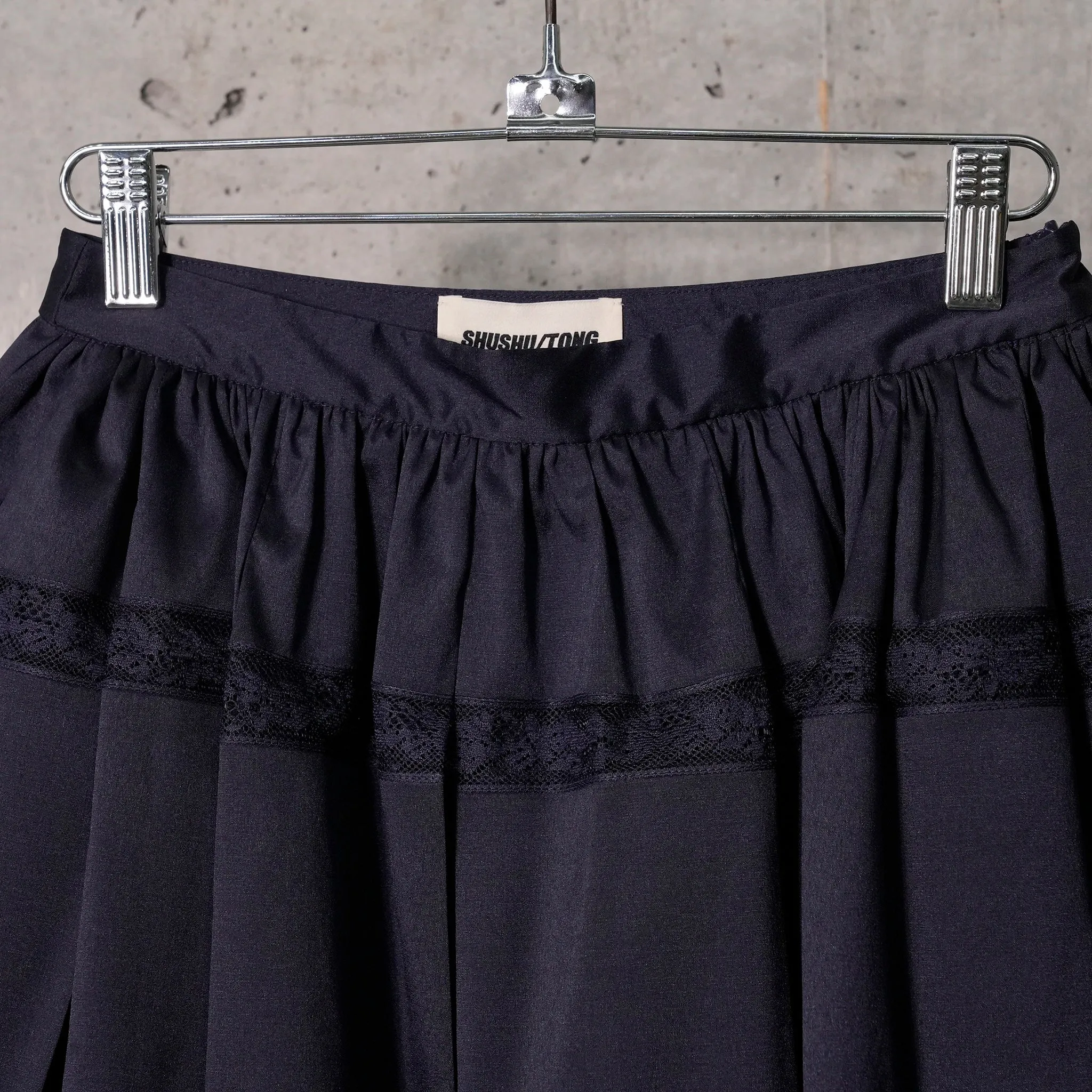 LACE PATCHWORK PLEATED SKIRT / NAVY BLUE