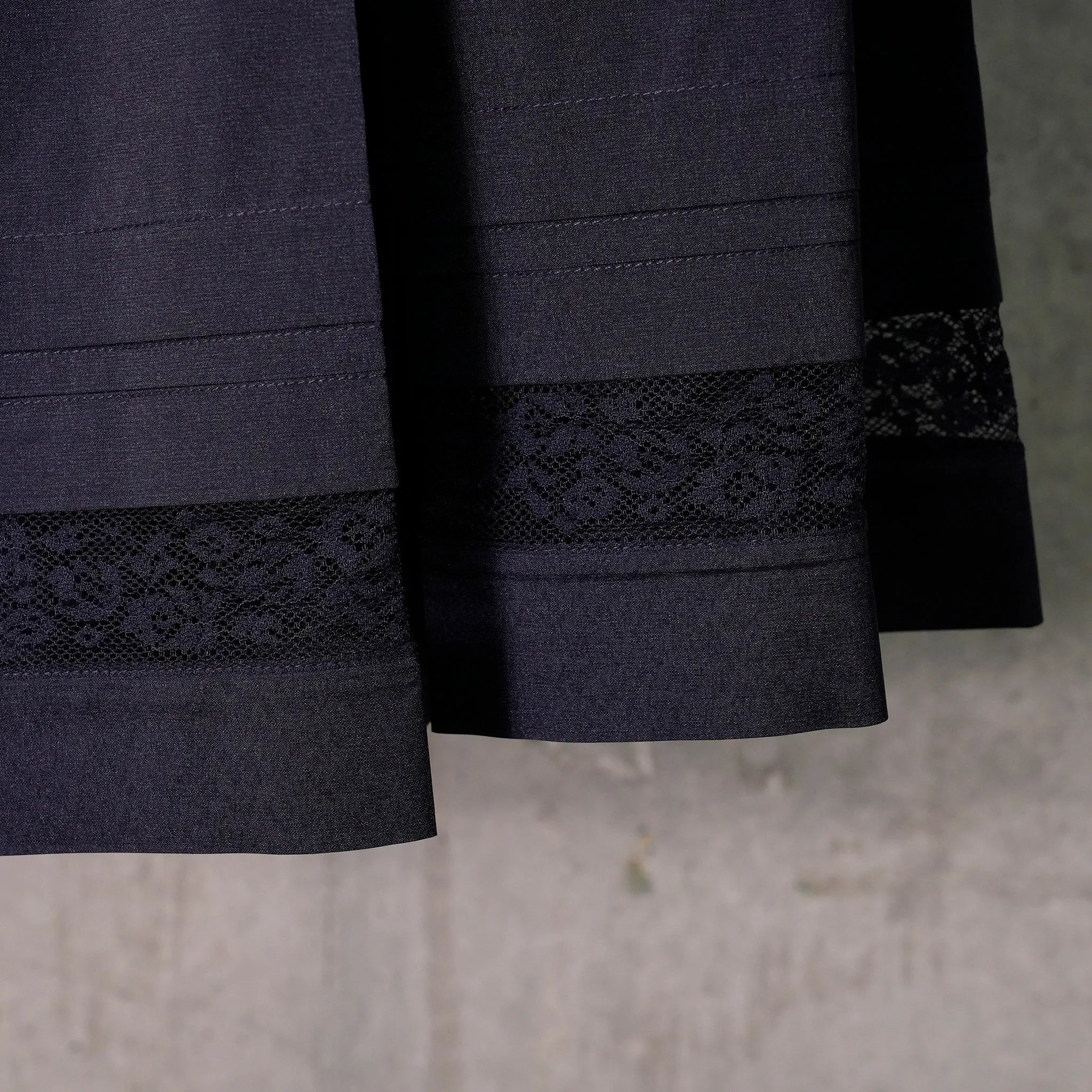 LACE PATCHWORK PLEATED SKIRT / NAVY BLUE