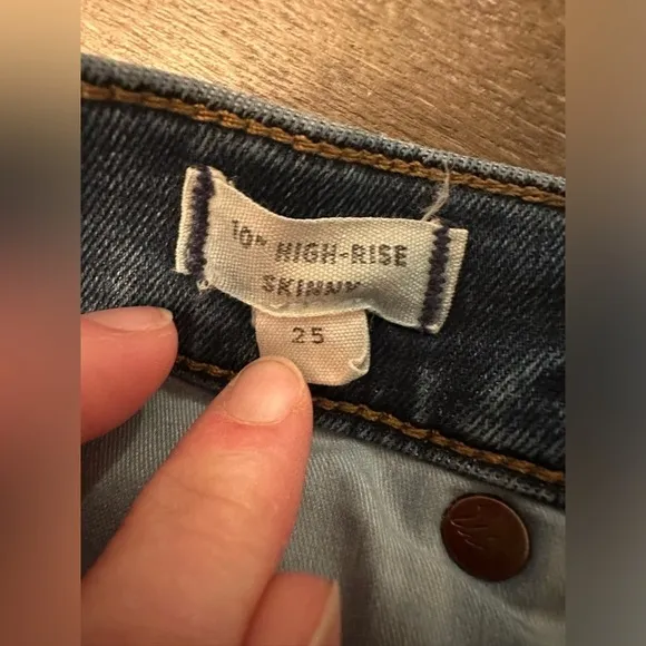 MADEWELL 10” HIGH RISE SKINNY JEANS WITH DISTRESSED KNEE - Size 25