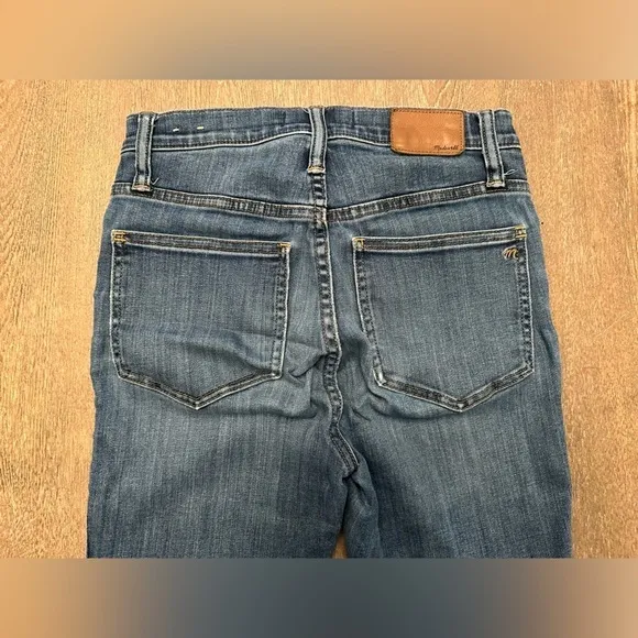 MADEWELL 10” HIGH RISE SKINNY JEANS WITH DISTRESSED KNEE - Size 25