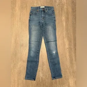 MADEWELL 10” HIGH RISE SKINNY JEANS WITH DISTRESSED KNEE - Size 25