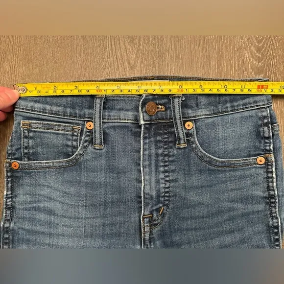 MADEWELL 10” HIGH RISE SKINNY JEANS WITH DISTRESSED KNEE - Size 25