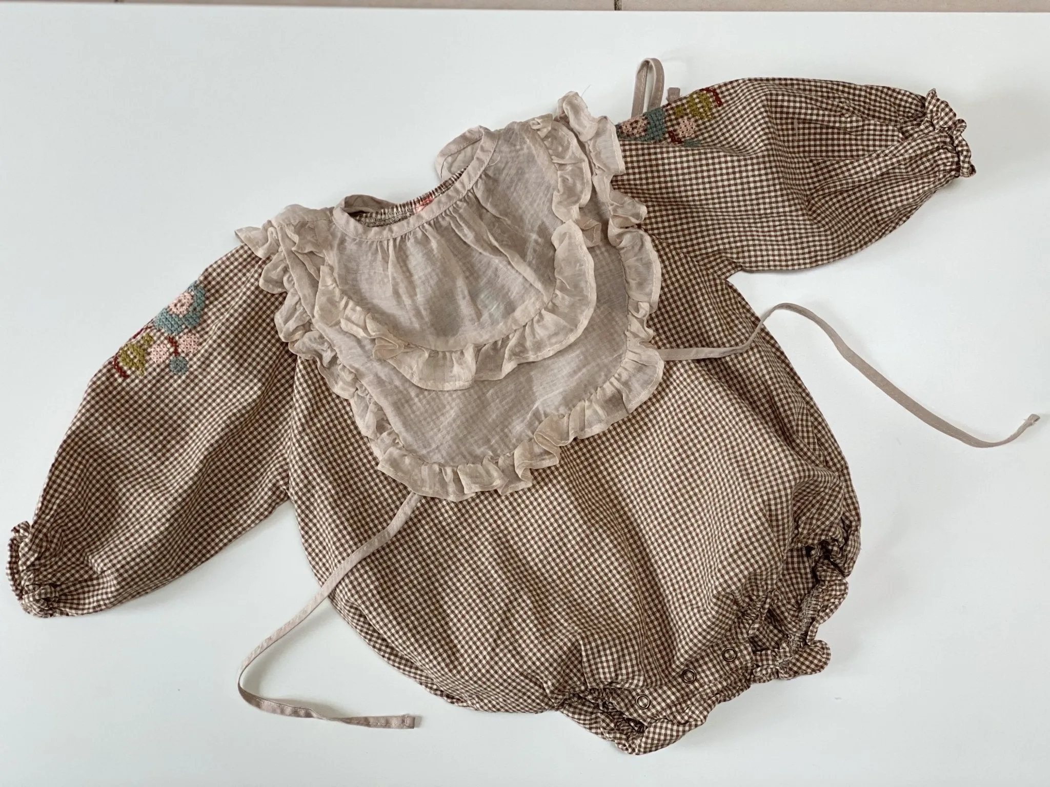 Monbebe Frill Vest (Beige)