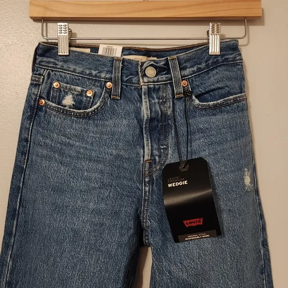 NWT Levi's Distressed Wedgie Jeans Size 24 in Medium Wash