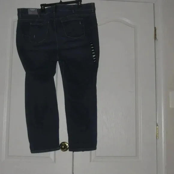 NWT TORRID Bombshell Straight High-Rise Distressed Stretch Jeans Size 28 Short