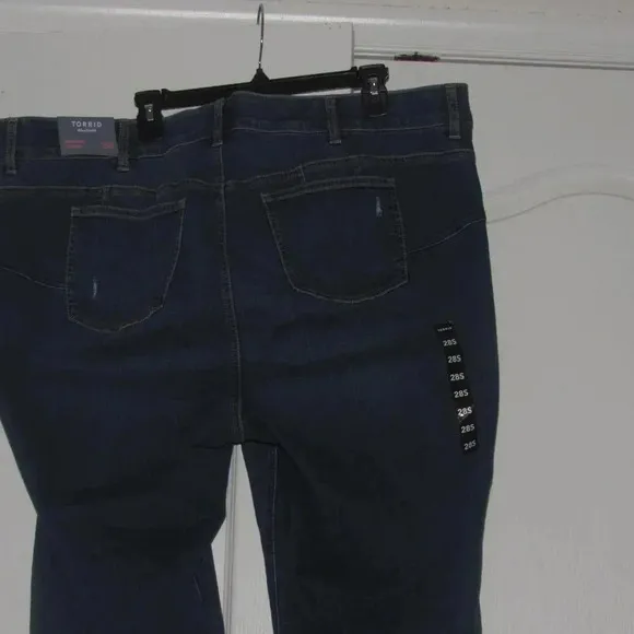 NWT TORRID Bombshell Straight High-Rise Distressed Stretch Jeans Size 28 Short
