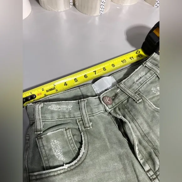 One teaspoon very distressed high rise jeans. Sz 25