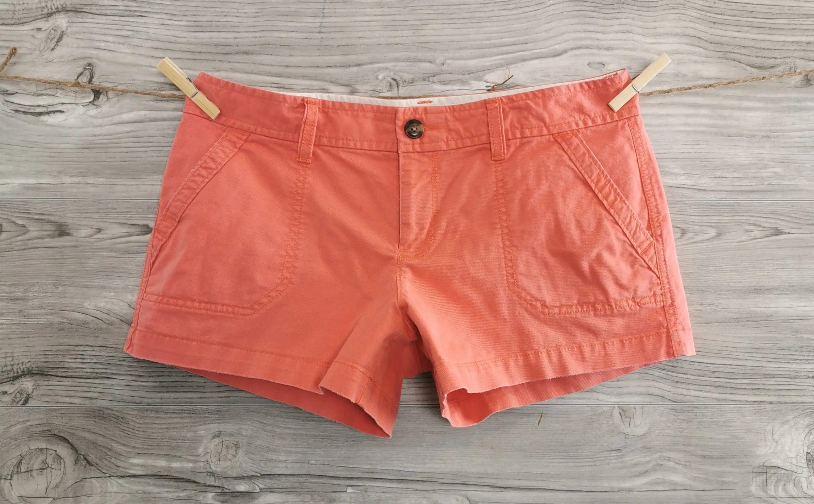 WOMENS SIZE 8 - OLD Navy, Low-Rise, Cotton Shorts EUC B17